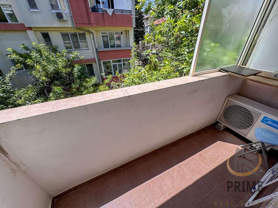 Център тристаен апартамент обзаведен