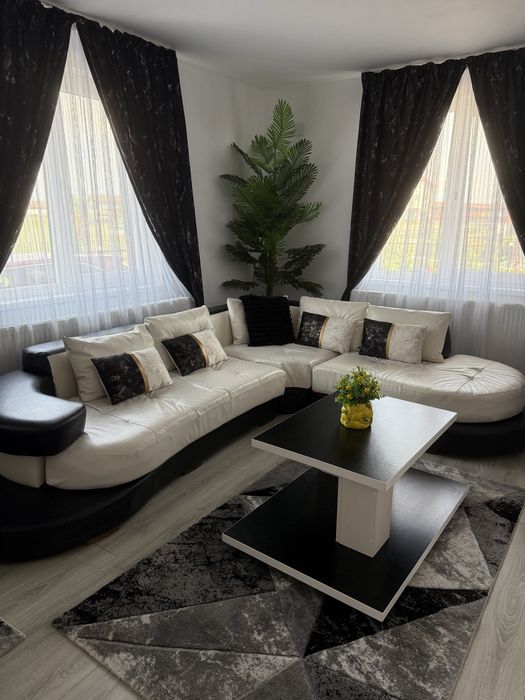 Canapea colțar modernă + măsuță de cafea – alb/negru – stare foarte bună