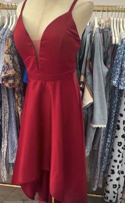 Червена стилна рокля