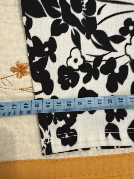 Fustă conică cu imprimeu floral alb și negru