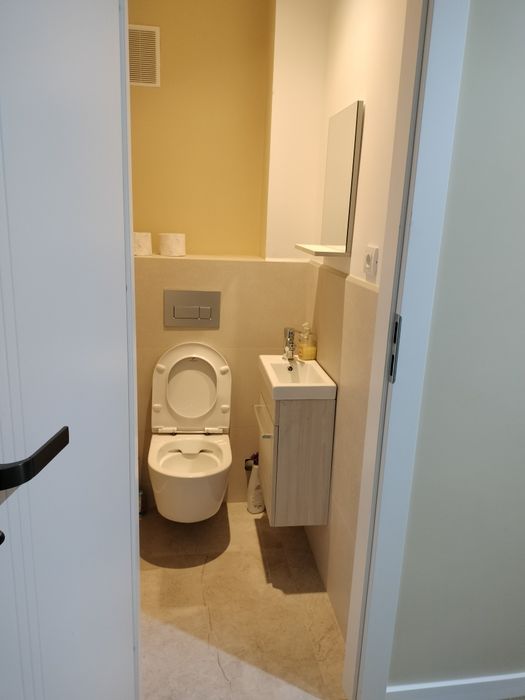 Se inchiriaza apartament cu 3 camere in bloc, cu loc de parcare inclus