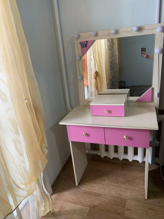 Продам барный стул и стол для девочки