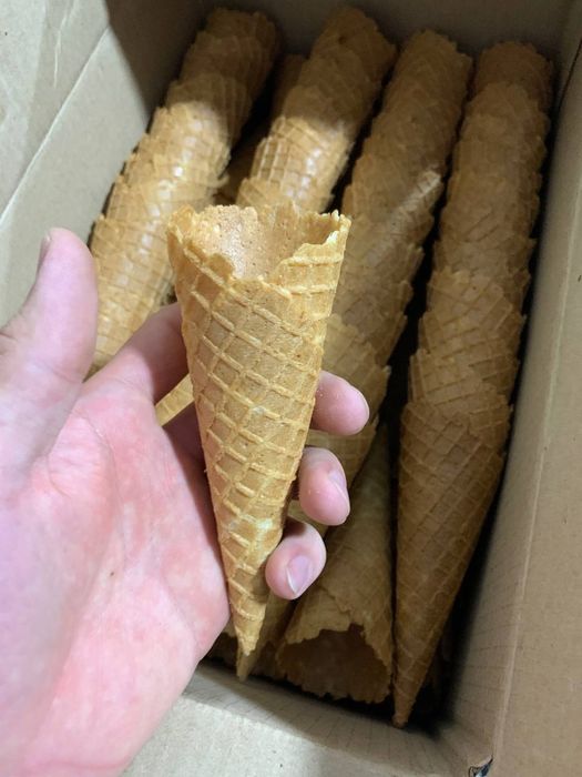 Muzqaymoq vaflilari Rajok va fakel konus nonlar