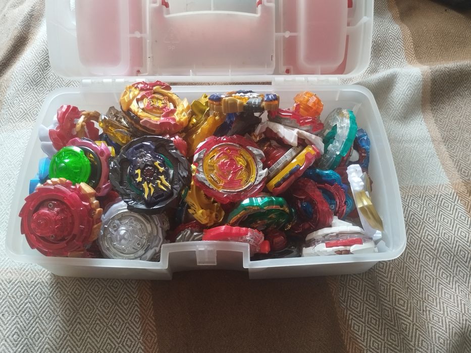 Коллекция игрушек BeyBlade