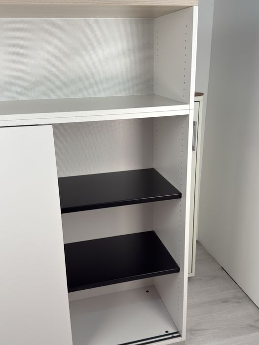 Офис шкаф с плъзгащи врати и допълнитена ракла  Steelcase