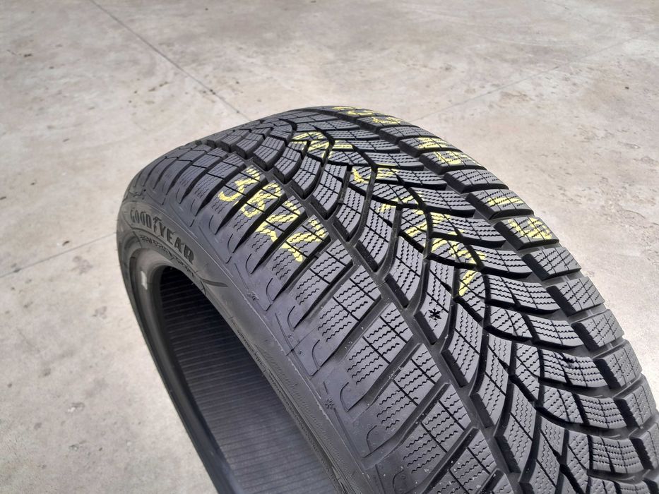 O anvelopa iarna 255 45 19 goodyear ultragrip performance + 9 mm 3822