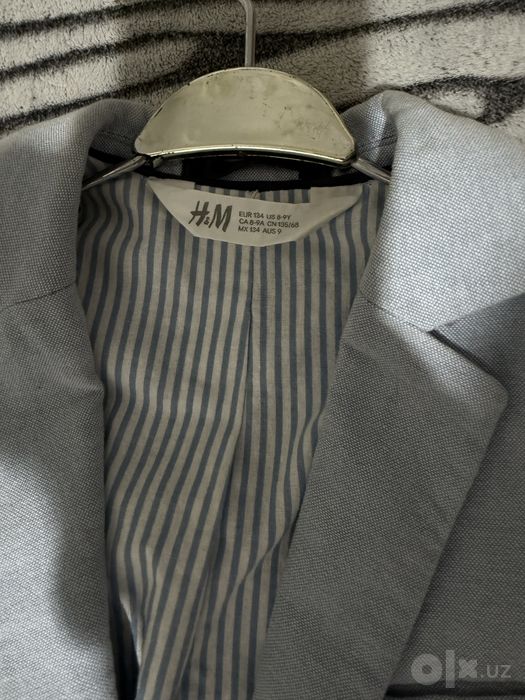 Продам пиджак h&m для мальчика бледно голубого цвета