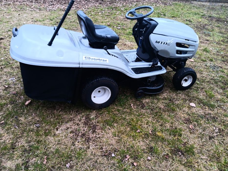 Tractoras de tuns iarba și gazon motor briggs stratton