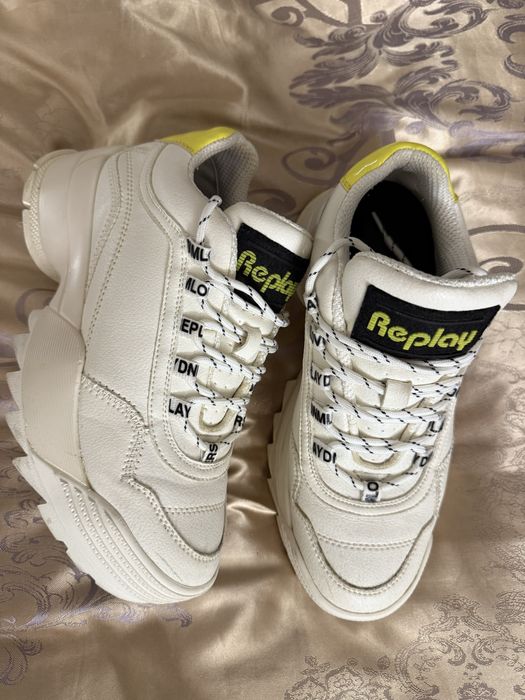 Sneakers Replay.