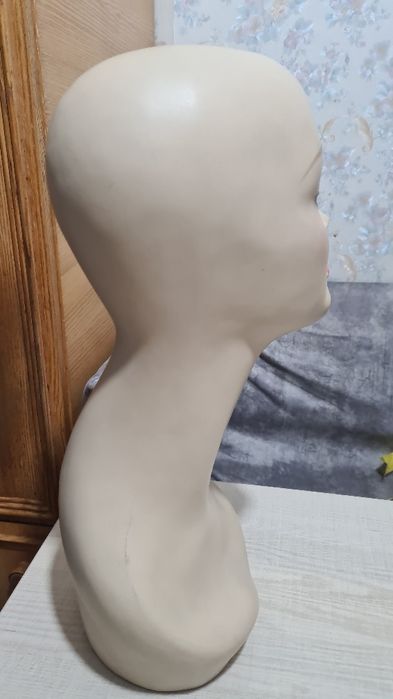 Манекен- бюст женский демонстрационный и спец. вешалка для шарфов