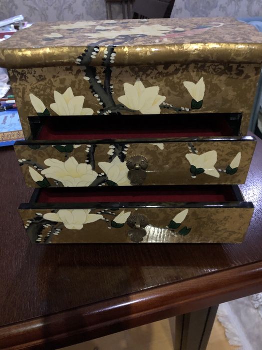 Деревянный, лакированный кейс для драгоценностей