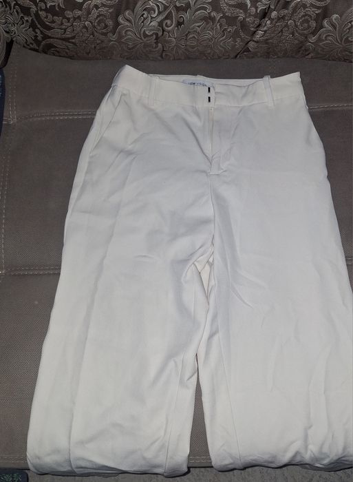 Классические брюки молочно- белого цвета