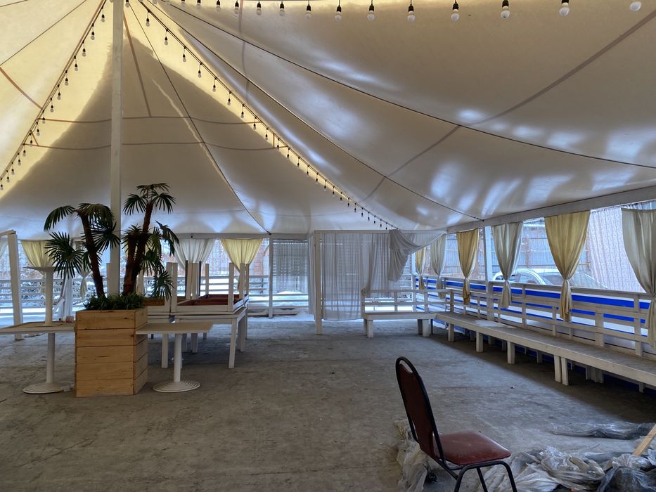 Кафе в центре города с летней площадкой