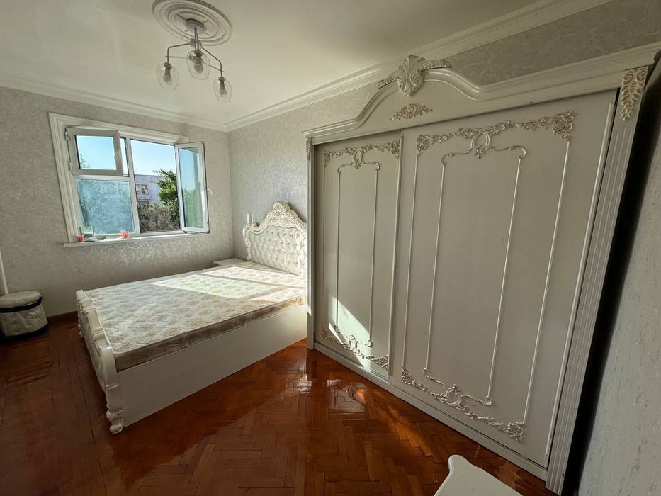 Квартира на Дружба Народов 4/4/9 общ пл 92м с обстановкой