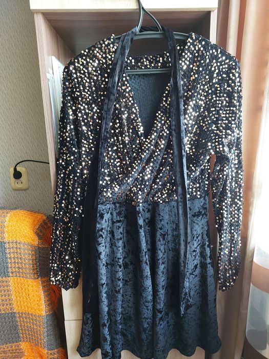 Продам платья. 3000