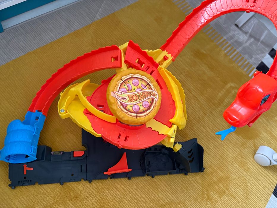 Hot wheels игрален комплект змия в пицария