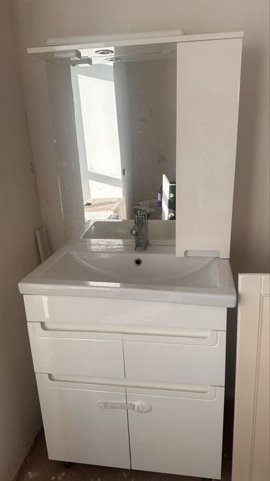 Раковина с тумбой и с зерколом