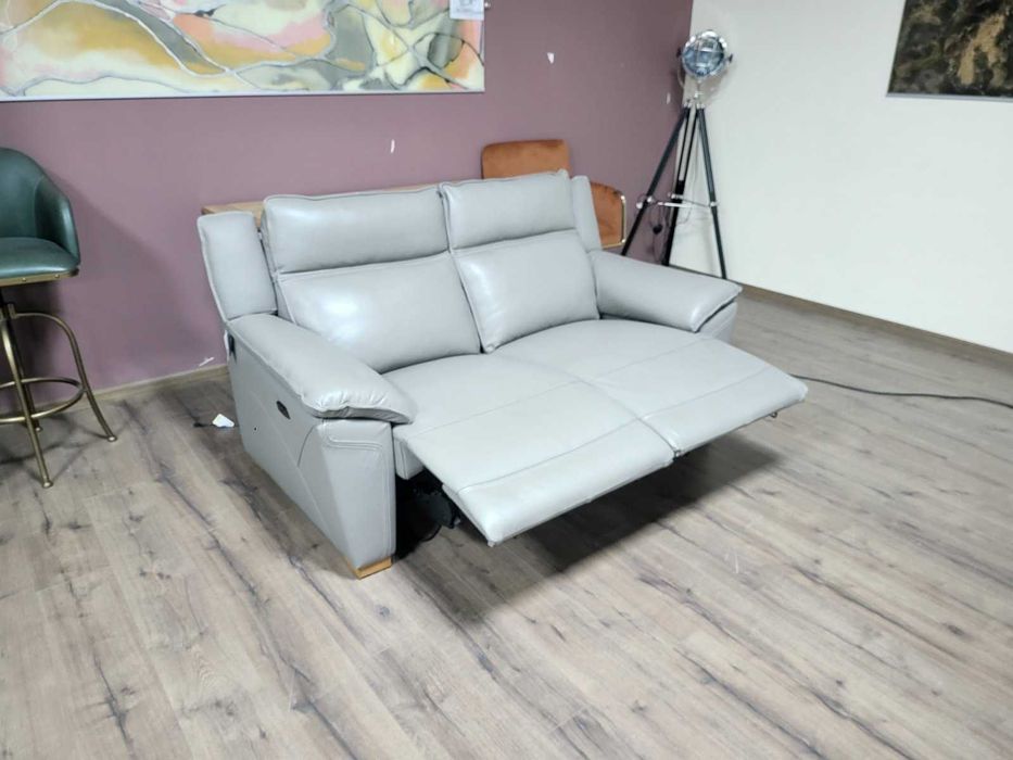 Сив кожен диван двойка с електрически релаксиращ механизъм