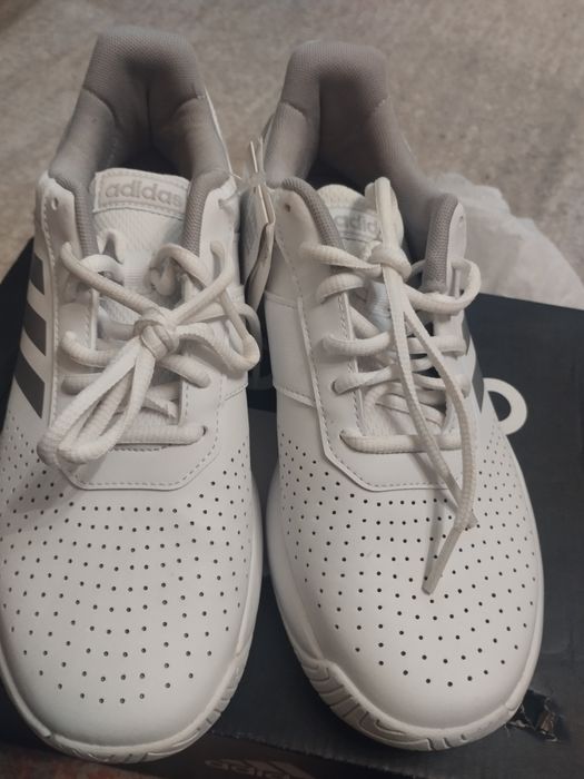 Дамски маратонки Адидас нови 70лв