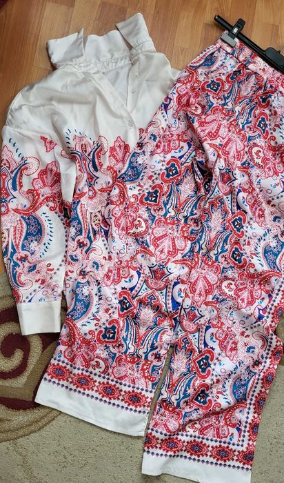 Costum lejer de vara satinat cu imprimeu