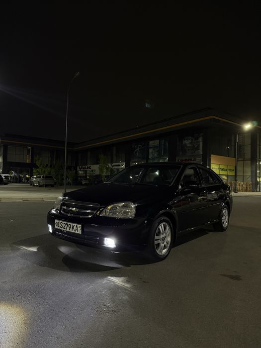 Lasetti 1.8 sotiladi