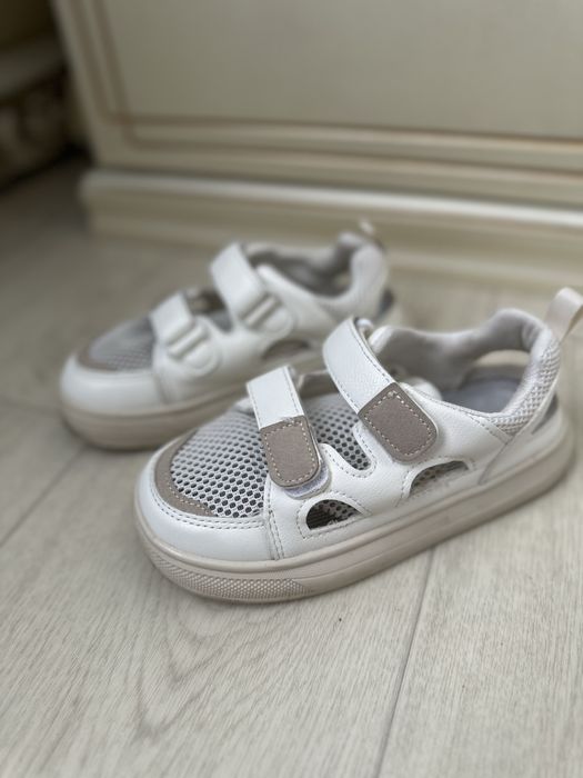 Продаю детскую обувь