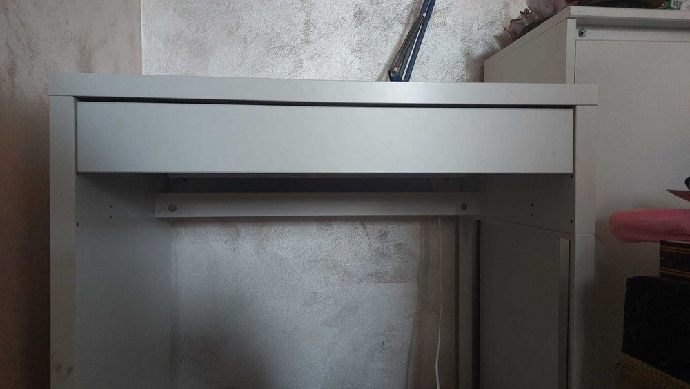 Birou IKEA scaun ikea și veioza ikea