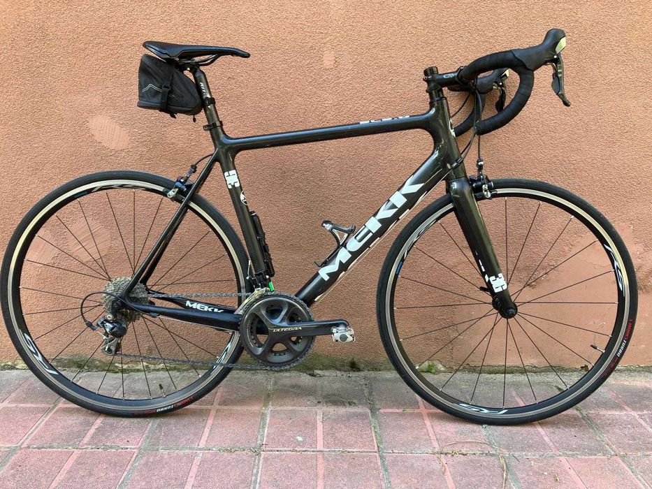 Entry level карбонов шосеен велосипед MEKK Shimano 105 2х10