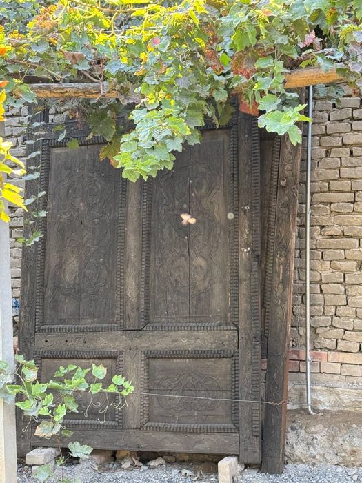 Darvoza katta ikki qanotli , yong'oq