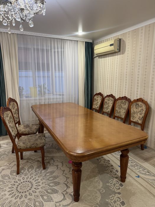Стол со стульями для гостей
