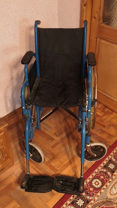 Scaun rulant/ Scaun cu rotine pentru persoane cu mobilitate redusă
