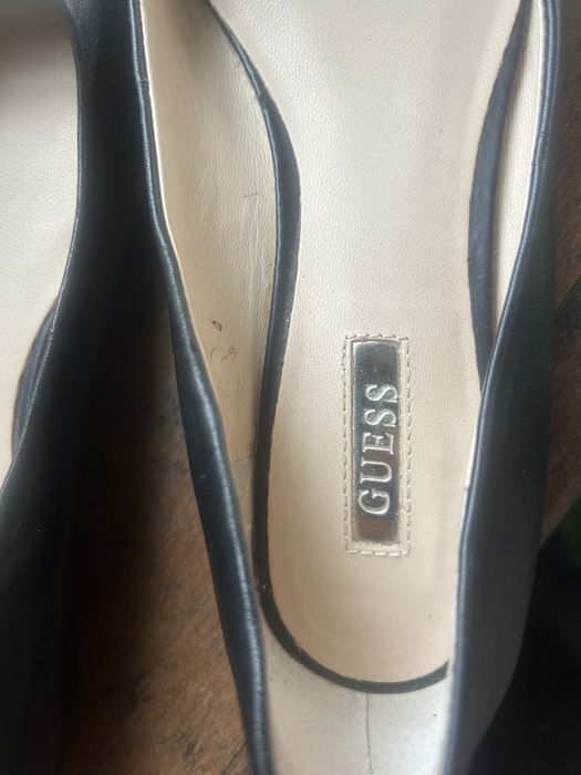 Обувки на марката guess
