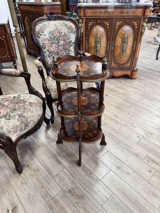 Masuta-etajera din lemn cu intarsii si elemente bronz