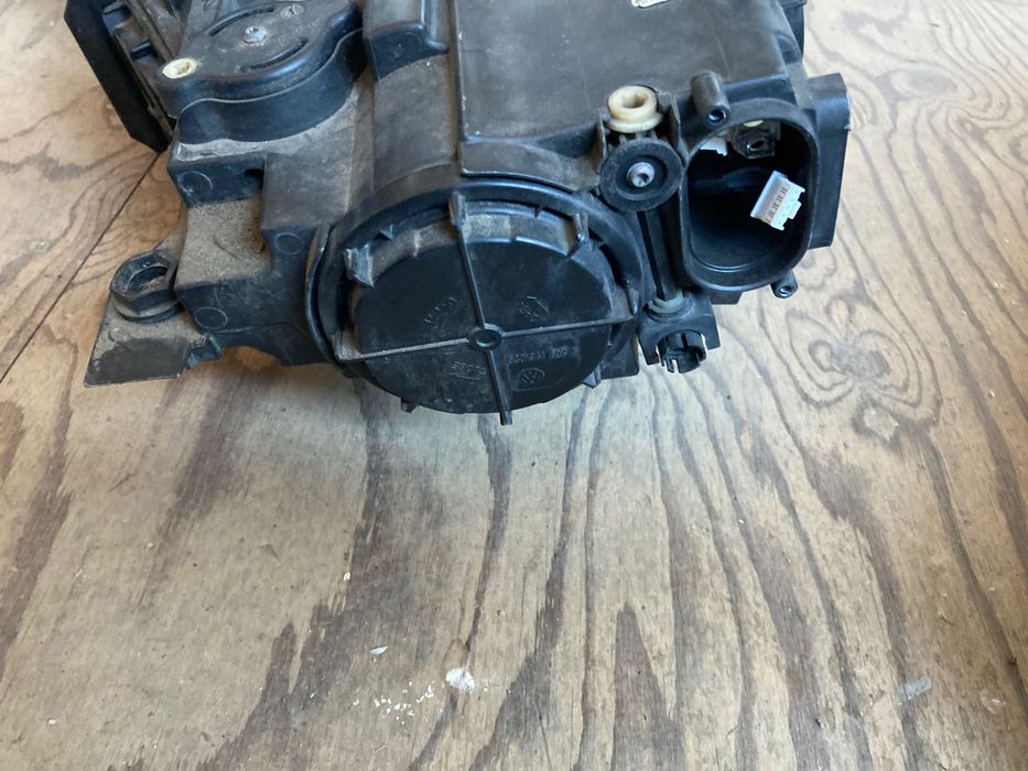 Десен фар Би-ксенон за Audi A3. 8V. 16-20.