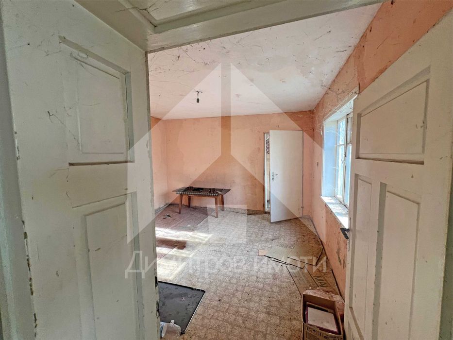 Продава се тухлена къща в гр. Плиска с двор 1200 кв.м. и КЛАДЕНЕЦ.