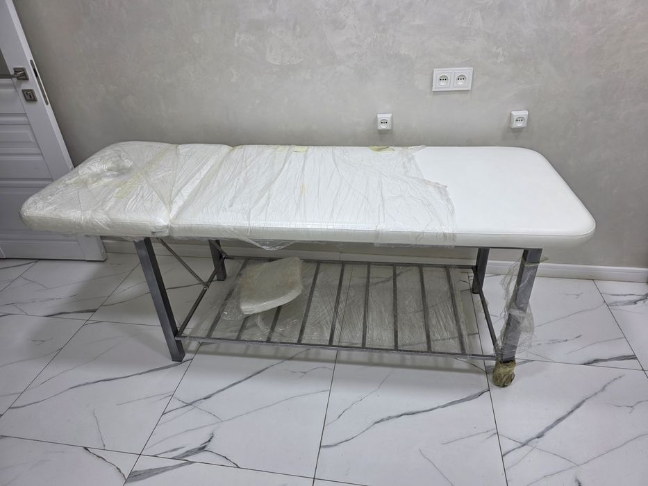 Продам белую кушетку