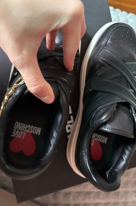 Обувки love moschino