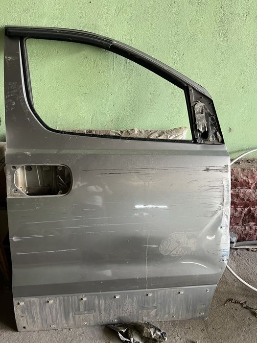 Правая передняя дверь старекс