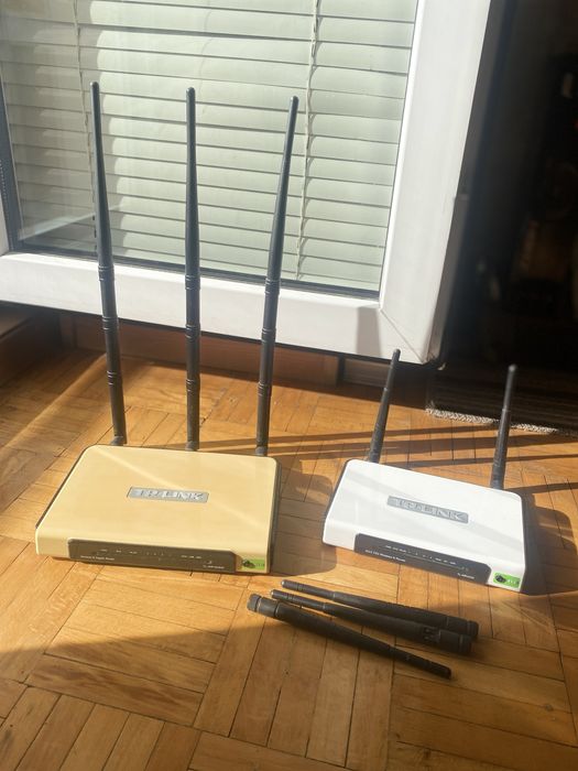 Продава се рутер TP-LINK MR3420 + допълнителни 3бр. антени 5db