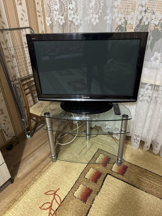 Продам телевизор с тумбочкой
