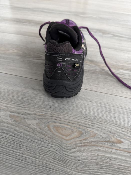 Маратонки Asics-неразличими от нови!