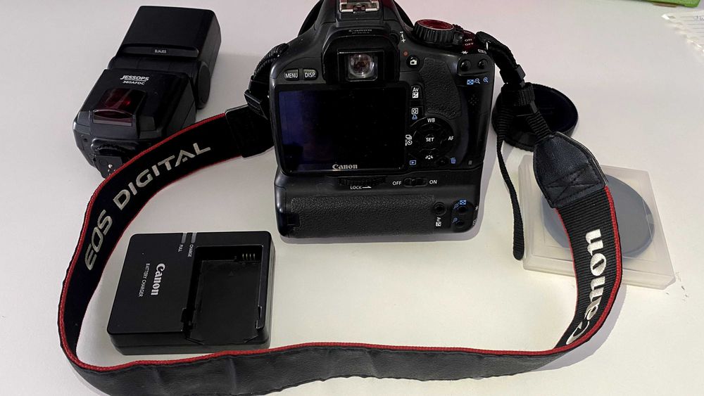 Canon 550D + Tamron 18-270 + grip cu 2 baterii + geanta