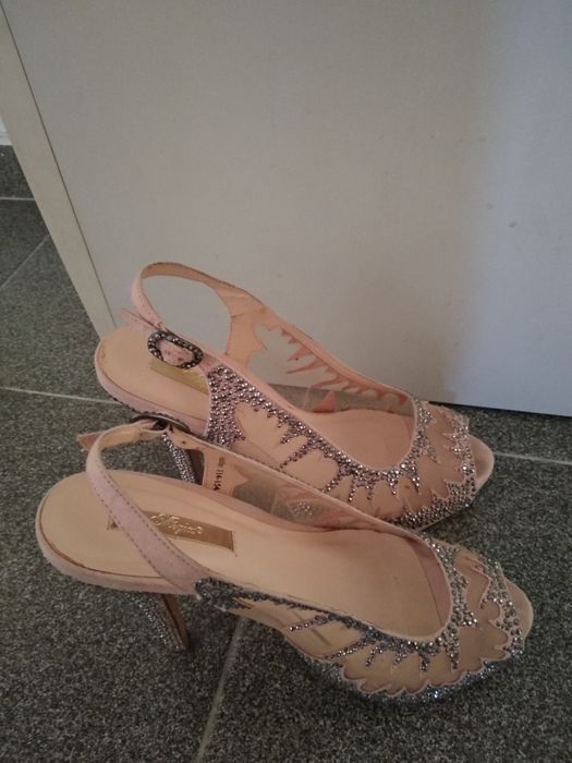 Сандали на висок ток