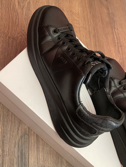 Кожени мъжки маратонки на Guess