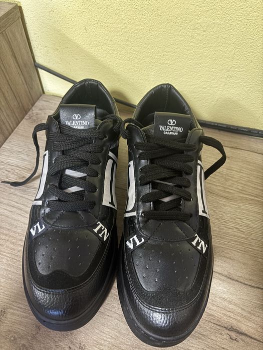 Продавам обувки Valentino Garavani – VLTN