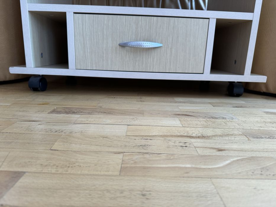 Подвижна маса с чекмедже