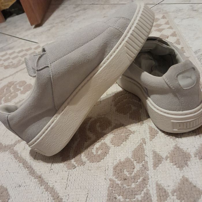 Tenesi gri din piele intoarsa, noi