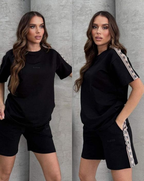 Изчистен комплект Guess