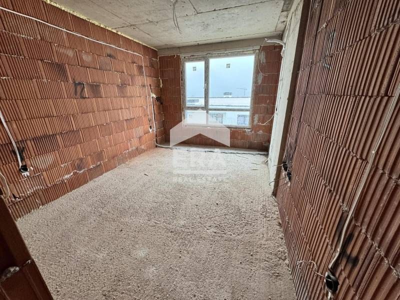 Четиристаен апартамент на етап Акт 14 за продажба в район с отлична ло