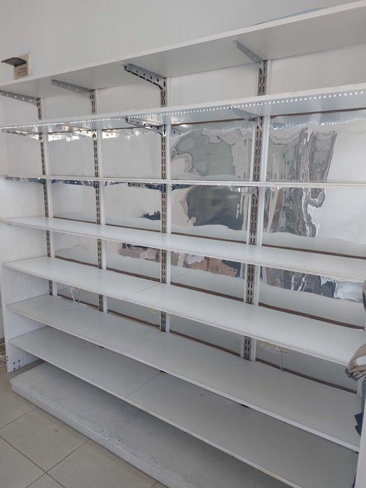 Продавам търговско оборудване/стелажи